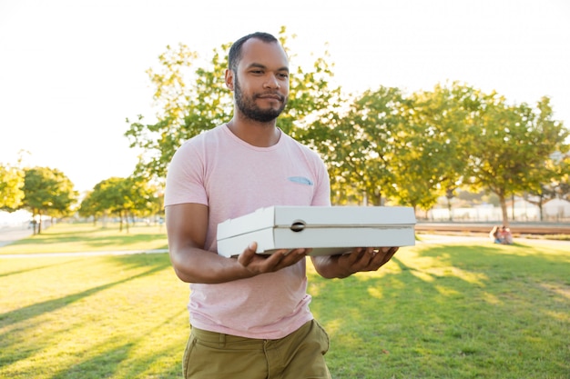 Correio positivo amigável do restaurante que leva a pizza