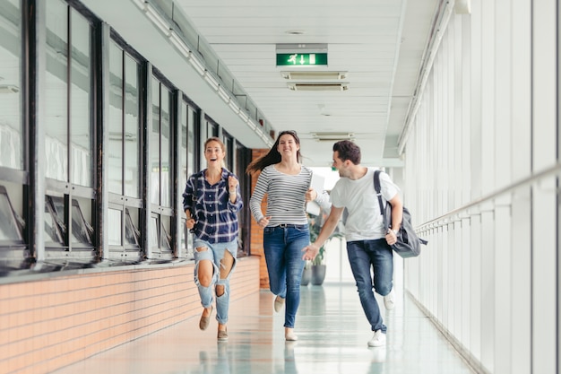 Foto grátis correndo estudantes alegres