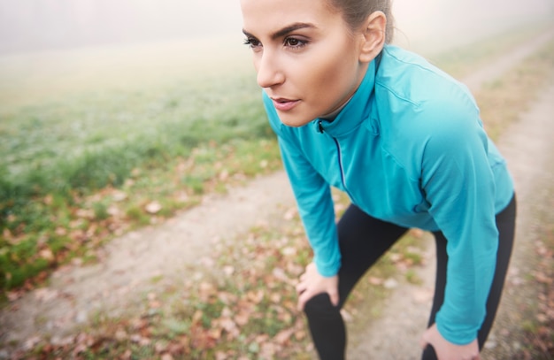 Foto grátis correr matinal é cansativo, mas é um chute para o resto do dia