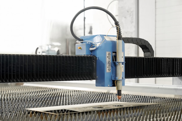 Foto grátis cortador de plasma profissional moderno na fábrica de metal