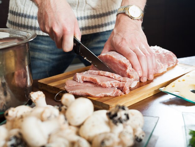 cortando carne crua