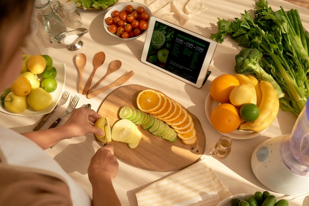 Foto grátis cortando frutas