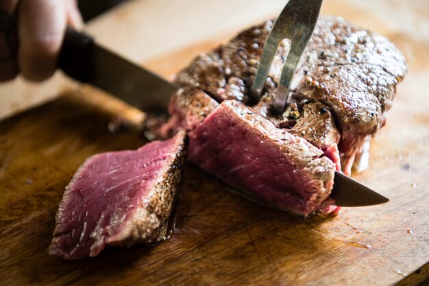 Cortando uma receita de fotografia de comida de bife cozido