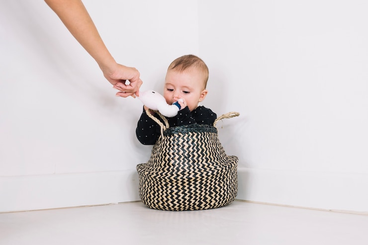 Foto grátis cortar a mão dando brinquedo ao bebê