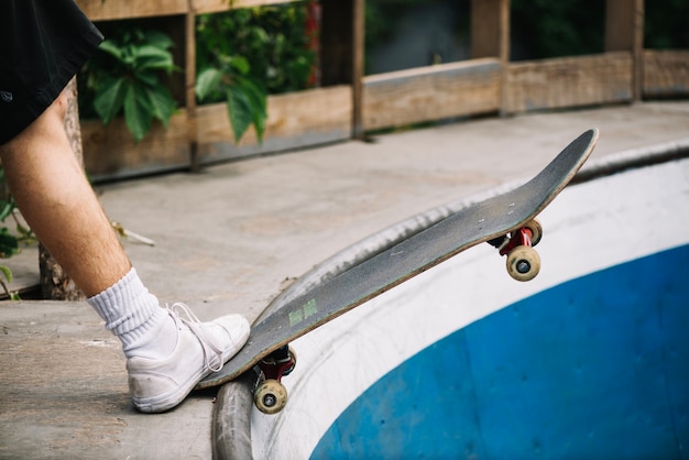 Foto grátis cortar a perna com skateboard