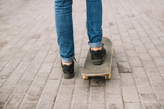 Cortar adolescente andar de skate no pavimento