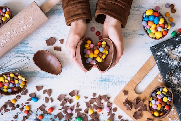 Cortar as mãos abrindo ovo de chocolate