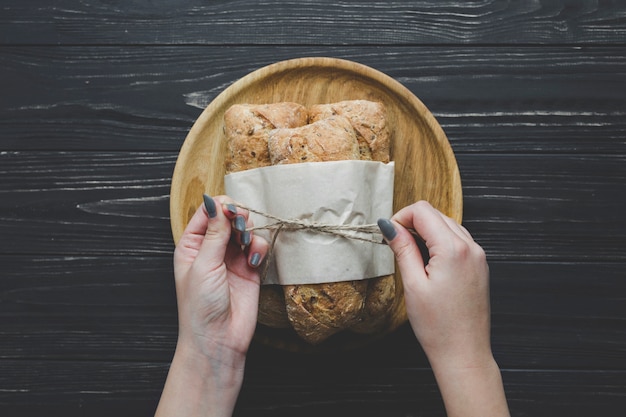 Cortar as mãos amarrando bando de pãezinhos