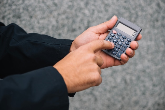 Foto grátis cortar as mãos com a calculadora