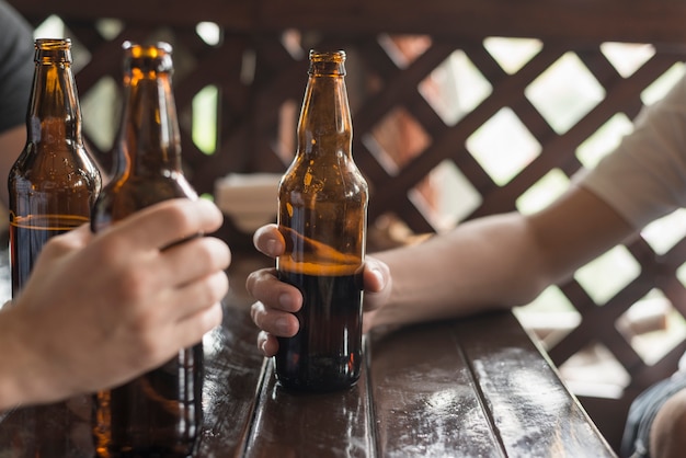 Foto grátis cortar as mãos com cerveja no pub