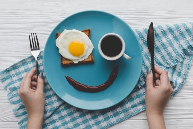 Cortar as mãos com talheres perto da comida