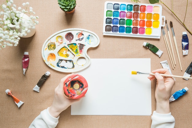 Foto grátis cortar as mãos pintando