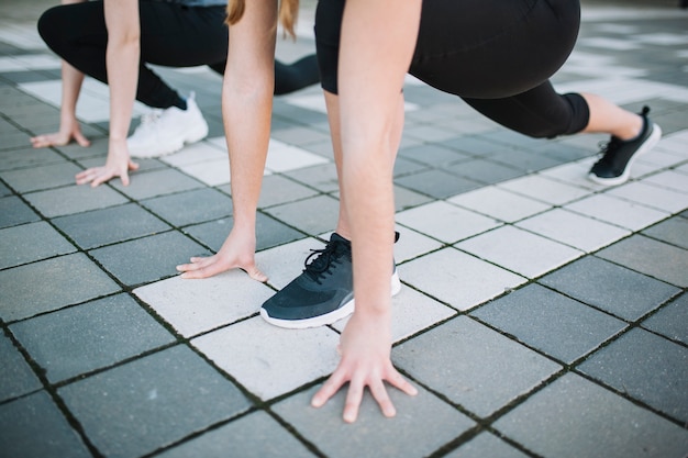 Cortar as mulheres se preparando para começar a correr