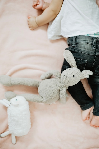 Cortar bebê dormindo perto de brinquedos