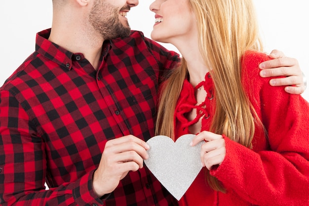 Foto grátis cortar casal com papel de coração