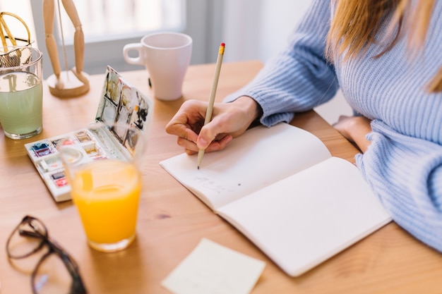 Cortar desenho da mulher no caderno de desenhos