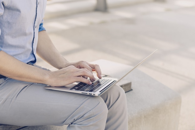 Cortar homem com laptop