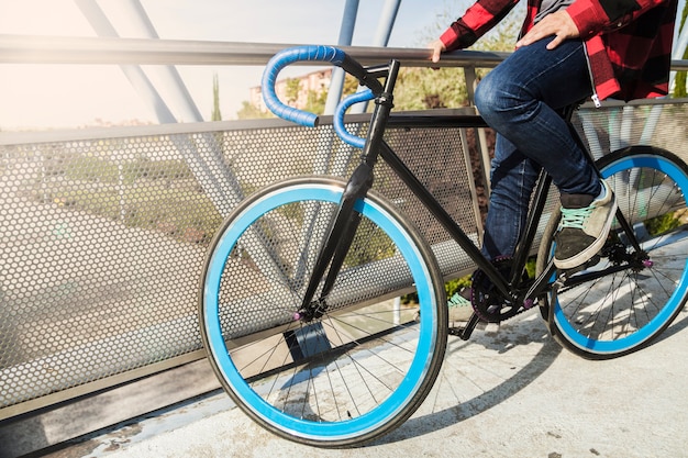 Cortar homem em bicicleta na ponte