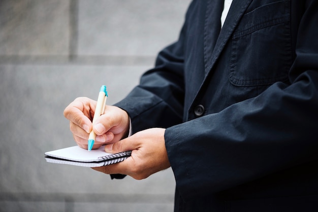 Foto grátis cortar homem escrevendo no caderno