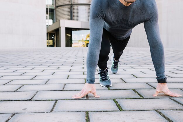 Foto grátis cortar homem fazendo exercício de prancha