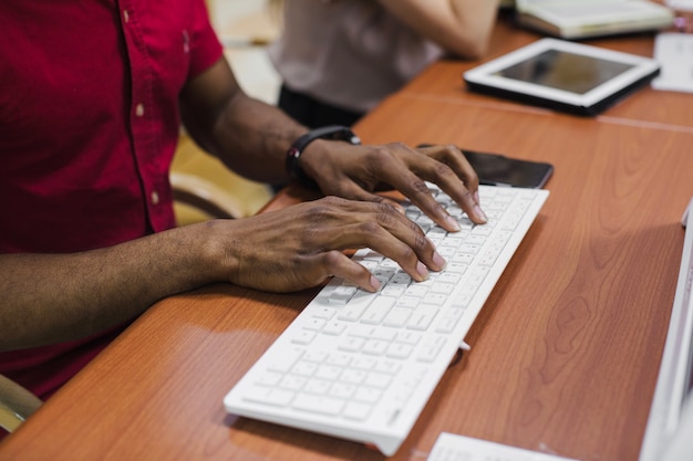 Foto grátis cortar homem negro digitando no teclado