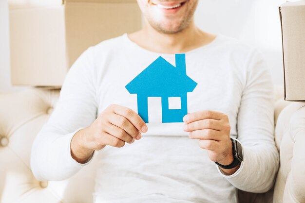 Cortar homem segurando aplicação azul da casa