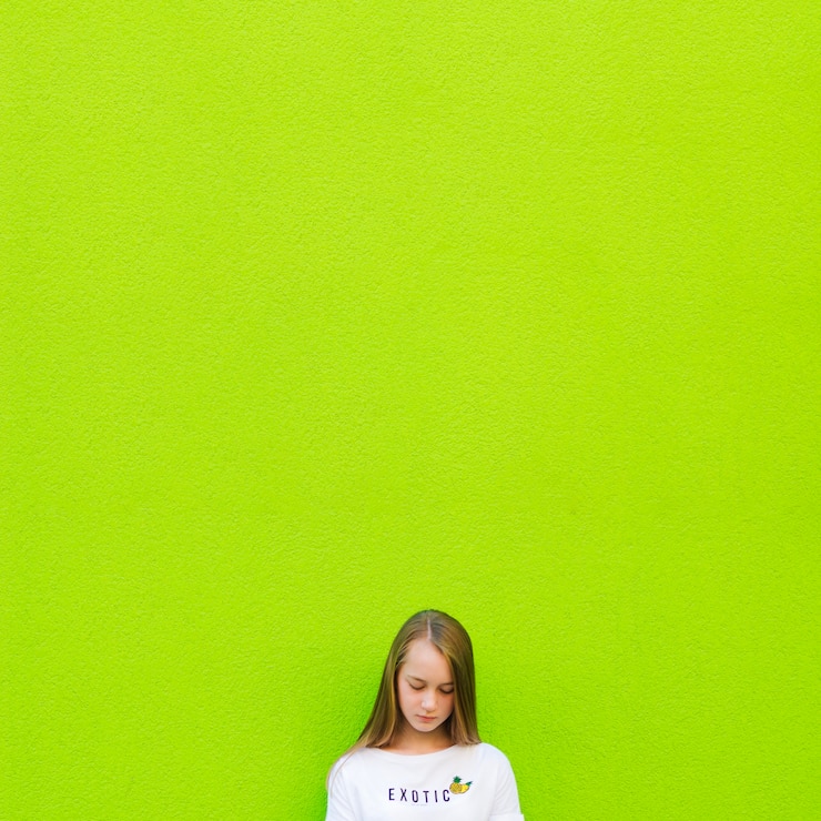 Foto grátis cortar menina no verde