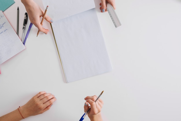 Foto grátis cortar meninas com bloco de notas