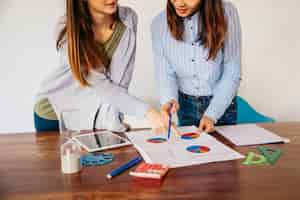 Foto grátis cortar meninas discutindo dados de análise