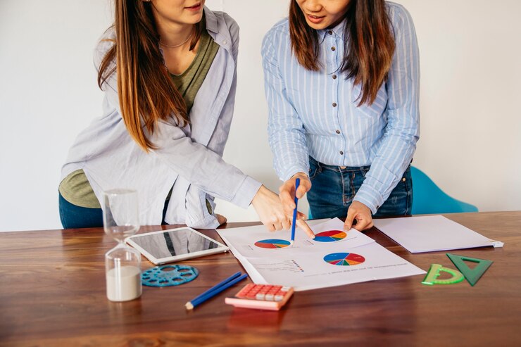 Foto grátis cortar meninas discutindo dados de análise