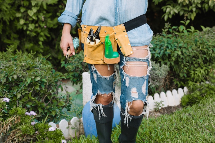 Foto grátis cortar mulher com bolsa de cintura
