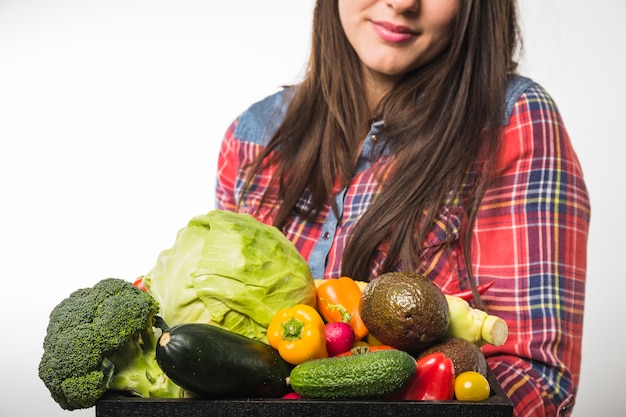 Cortar mulher com vários vegetais