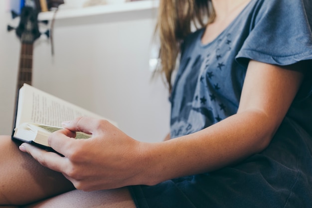 Cortar mulher em livro de leitura de camisetas