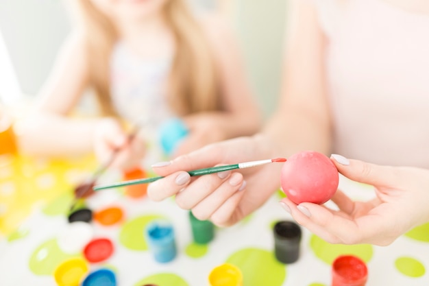 Cortar mulher pintando ovos