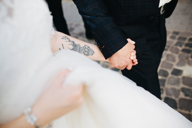 Cortar noiva e noivo de mãos dadas