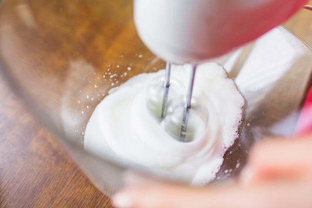 Foto grátis cortar pessoa misturando ingredientes com misturador