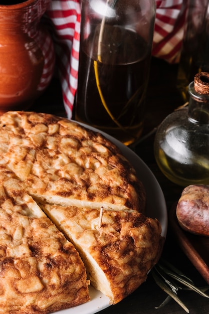 Foto grátis cortar torta perto de óleos