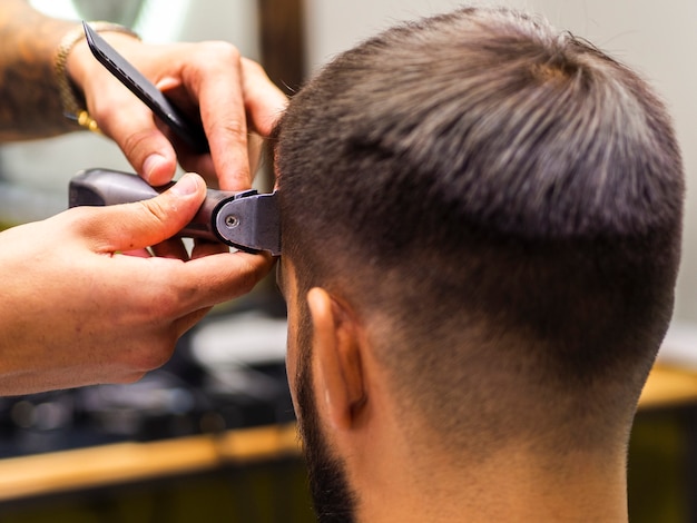 Corte de cabelo de close-up de um homem