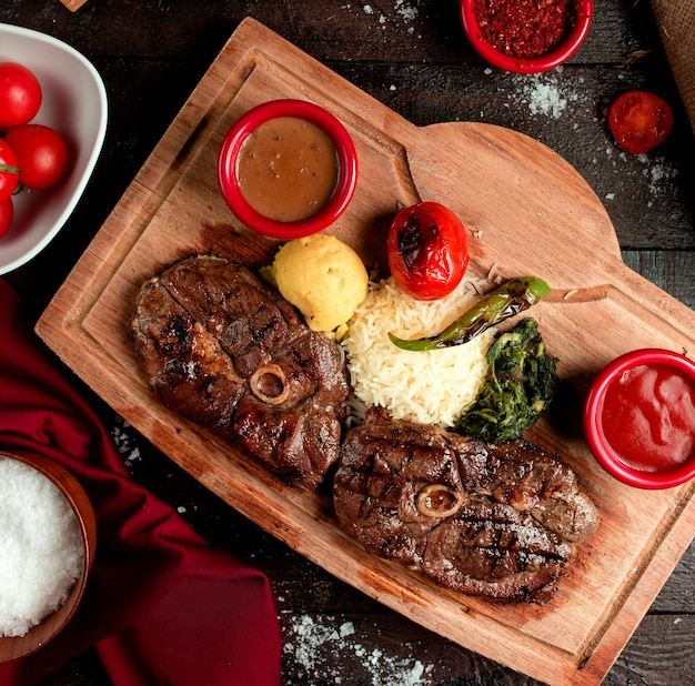 Corte de carne assada com molho de seleção 2