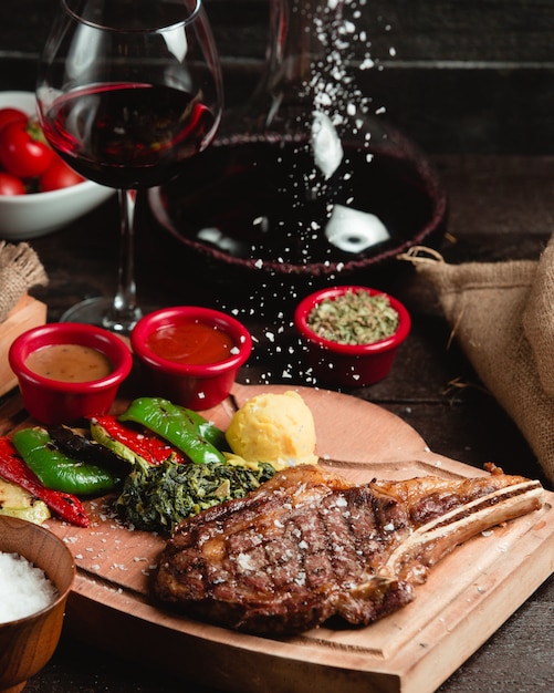 Corte de carne assada com seleção de molho