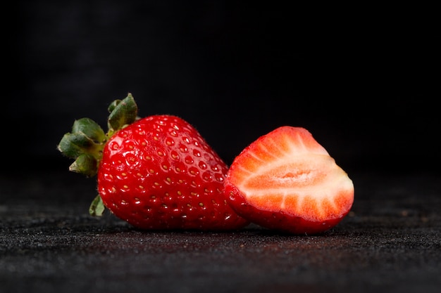 Corte de meio morango maduro suculento fresco vermelho fruta isolado em cinza