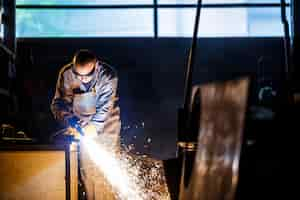 Foto grátis corte de metal com equipamento a plasma