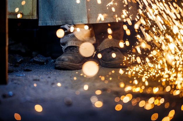 Foto grátis corte de metal com equipamento a plasma