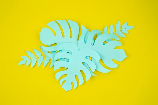 Corte de papel estilo de monstera folhas sobre fundo amarelo