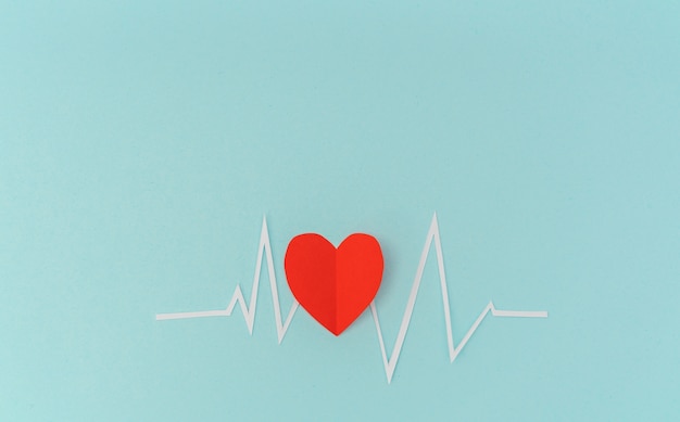 Foto grátis corte do papel da cardiograma de ritmo cardíaco para o dia dos namorados.