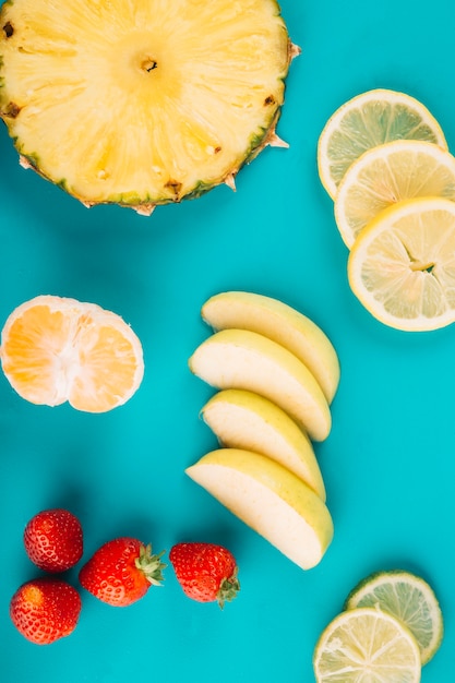 Foto grátis corte frutas em fundo azul-turquesa