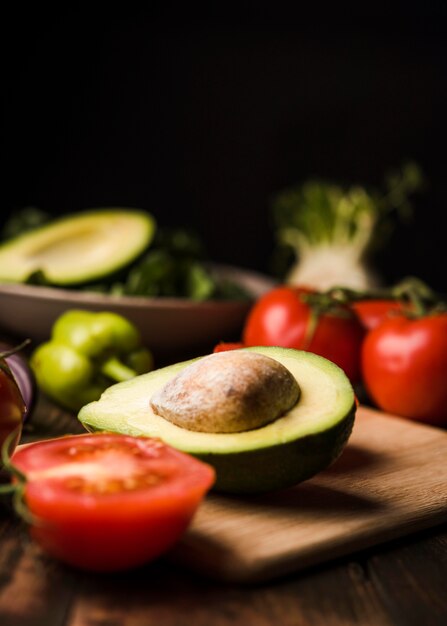 Corte o tomate e o abacate para a vista frontal da salada
