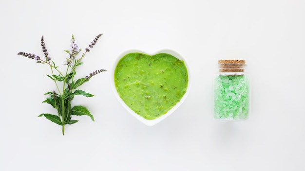 Foto grátis cosméticos naturais verdes orgânicos para spa