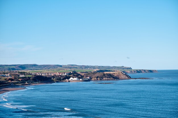 Costa de Scarborough sob um céu azul claro durante o dia