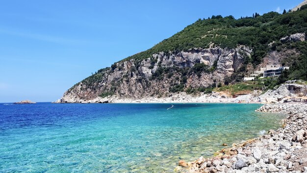 Costa do mar Adriático em Petrovac, Montenegro